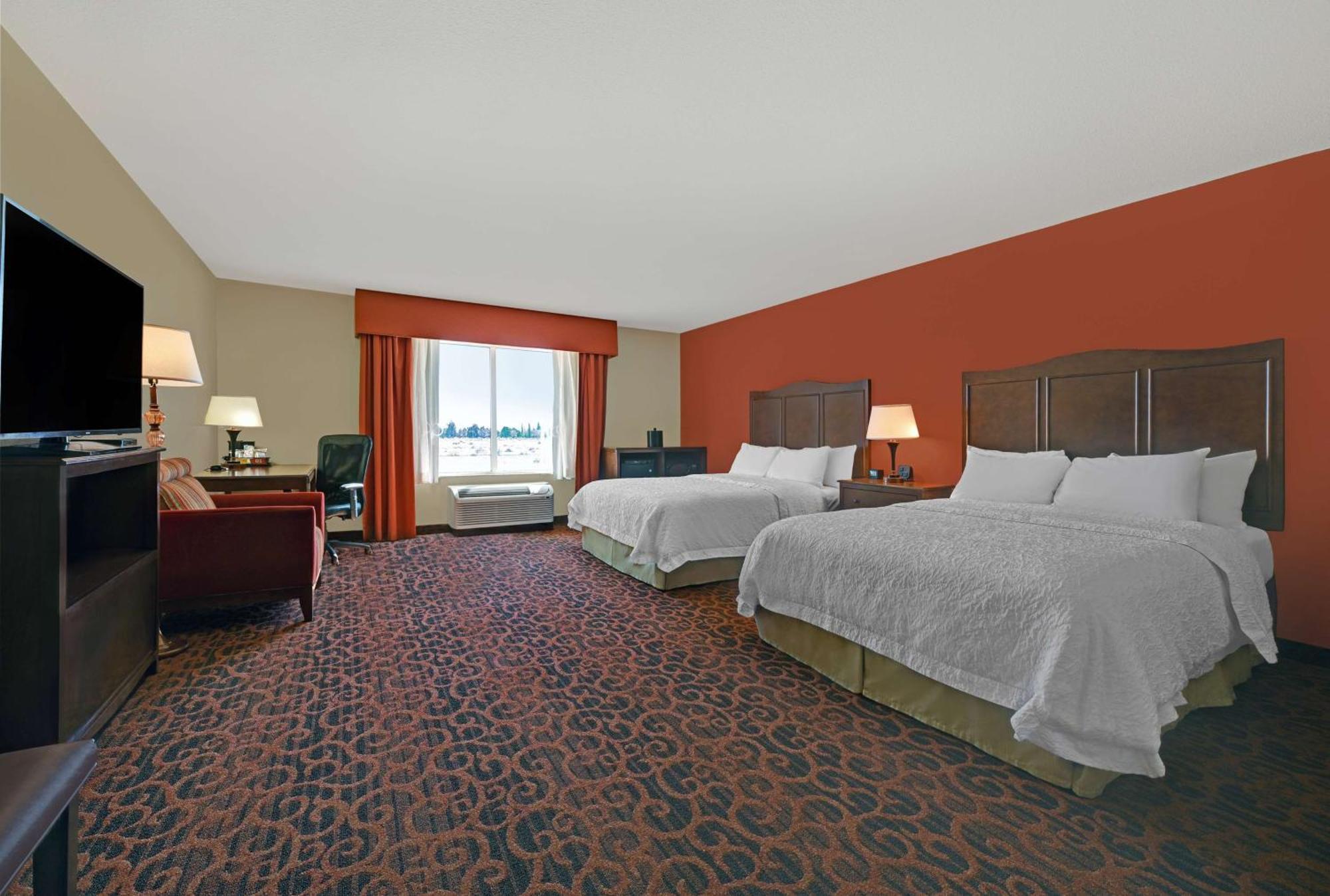 Double Room with Two Queen Beds and Bath Tub - Mobility and Hearing Access/Non-Smoking